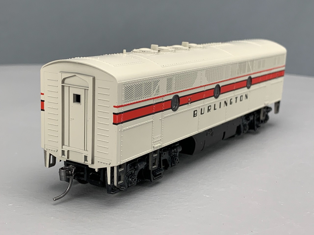 HO Stewart 8221 F3B PH II Locomotive CB&Q Low Fans Powered HO4106