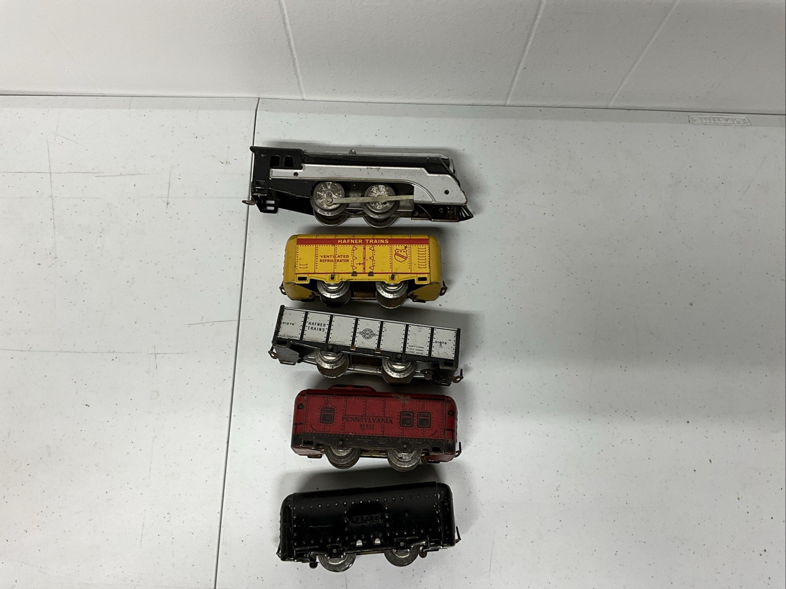 Vintage HAFNER Wind Up Locomotive , 4 Cars ￼