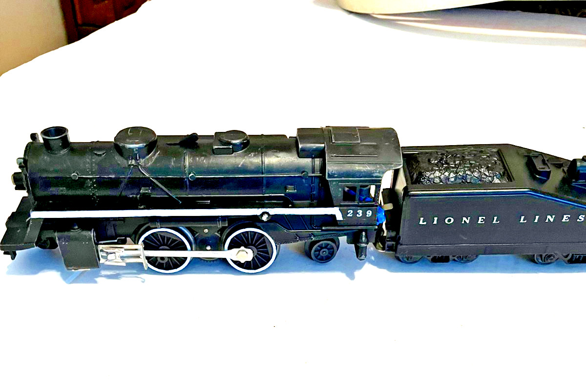 Lionel Train Set #239 die cast metal Locomotive, Tender and 3 freight cars-RUNS