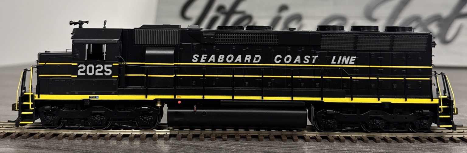 Athearn HO #95447 Seaboard Coast Line SD45 Diesel Loco #2025 – DCC Ready & LNIB!