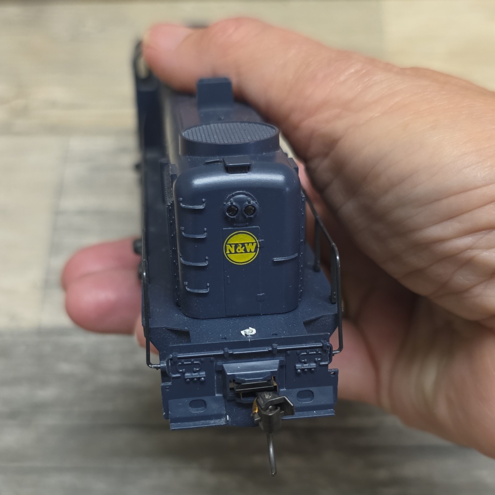 Atlas Norfolk and Western 307 HO Diesel Locomotive DC Analog B-B Blue Yellow