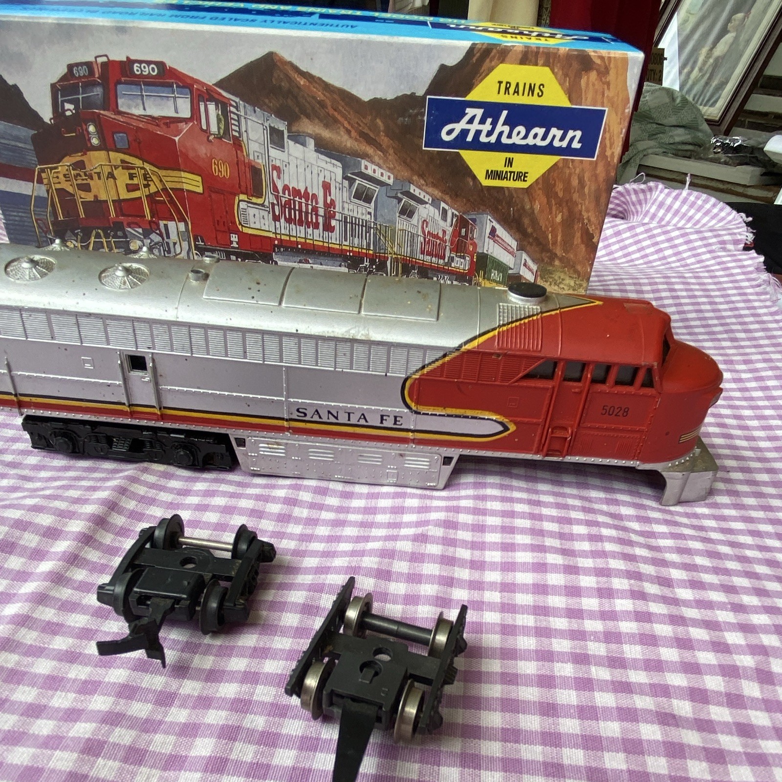 Athearn O Gauge 1:48 Santa Fe Diesel Locomotive 5028 3-Rail Silver/Red for parts