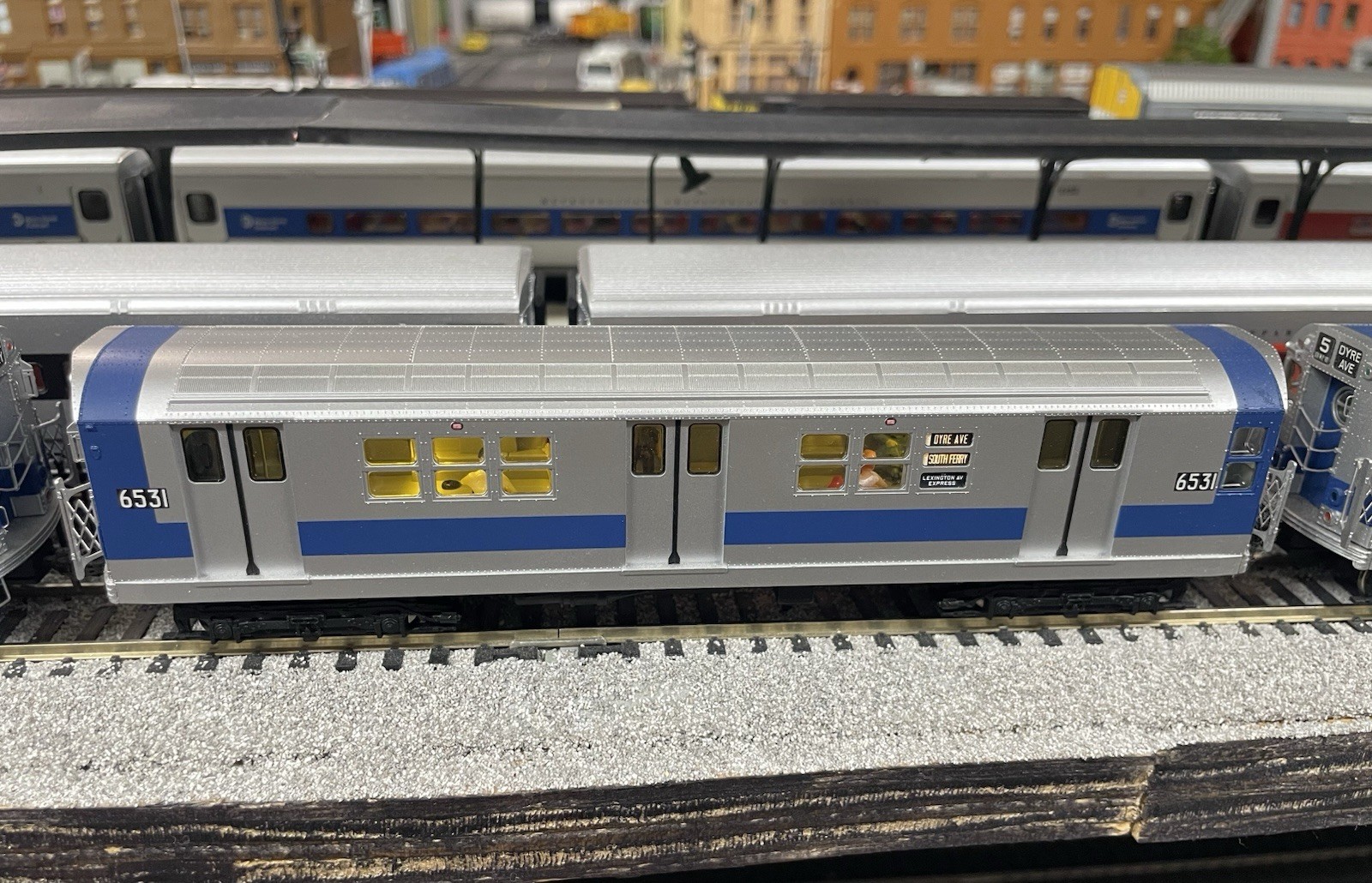 MTH HO R-17 4-car Subway Set DCC&SOUND Northbound
