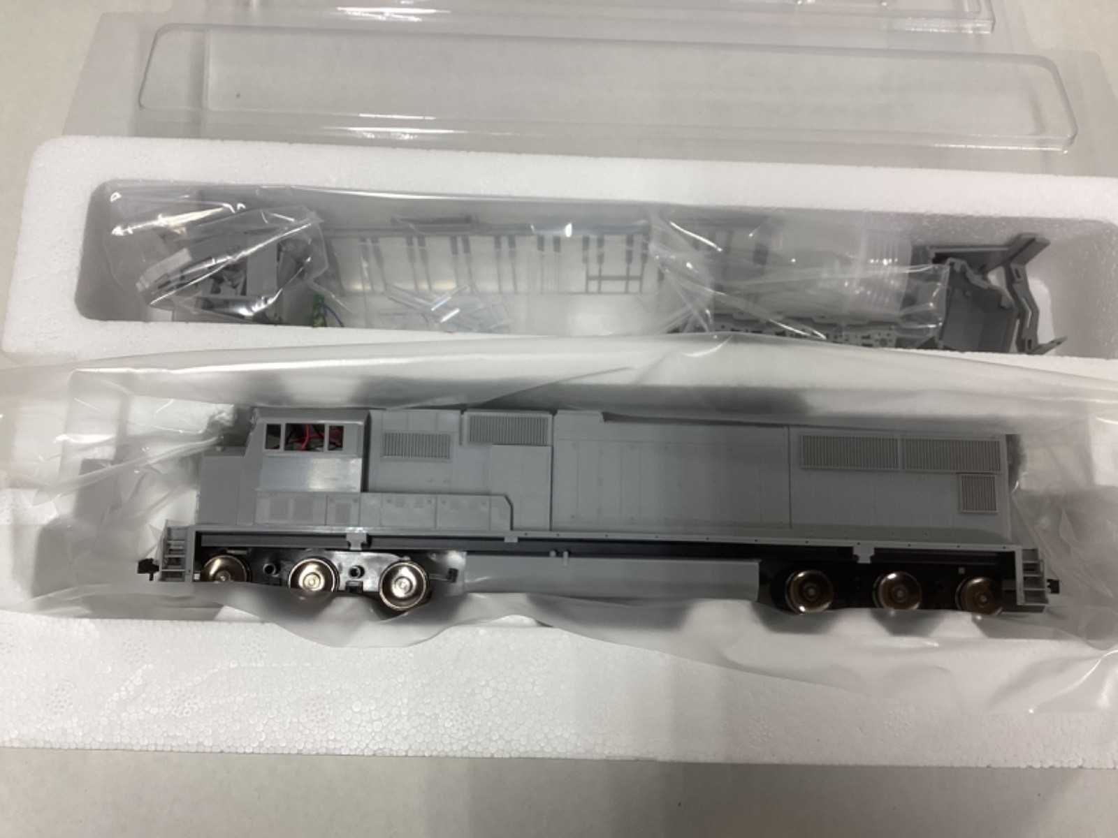 Walthers Mainline #910-2scale “Undecorated” EMD SD75M with DCC & Sound