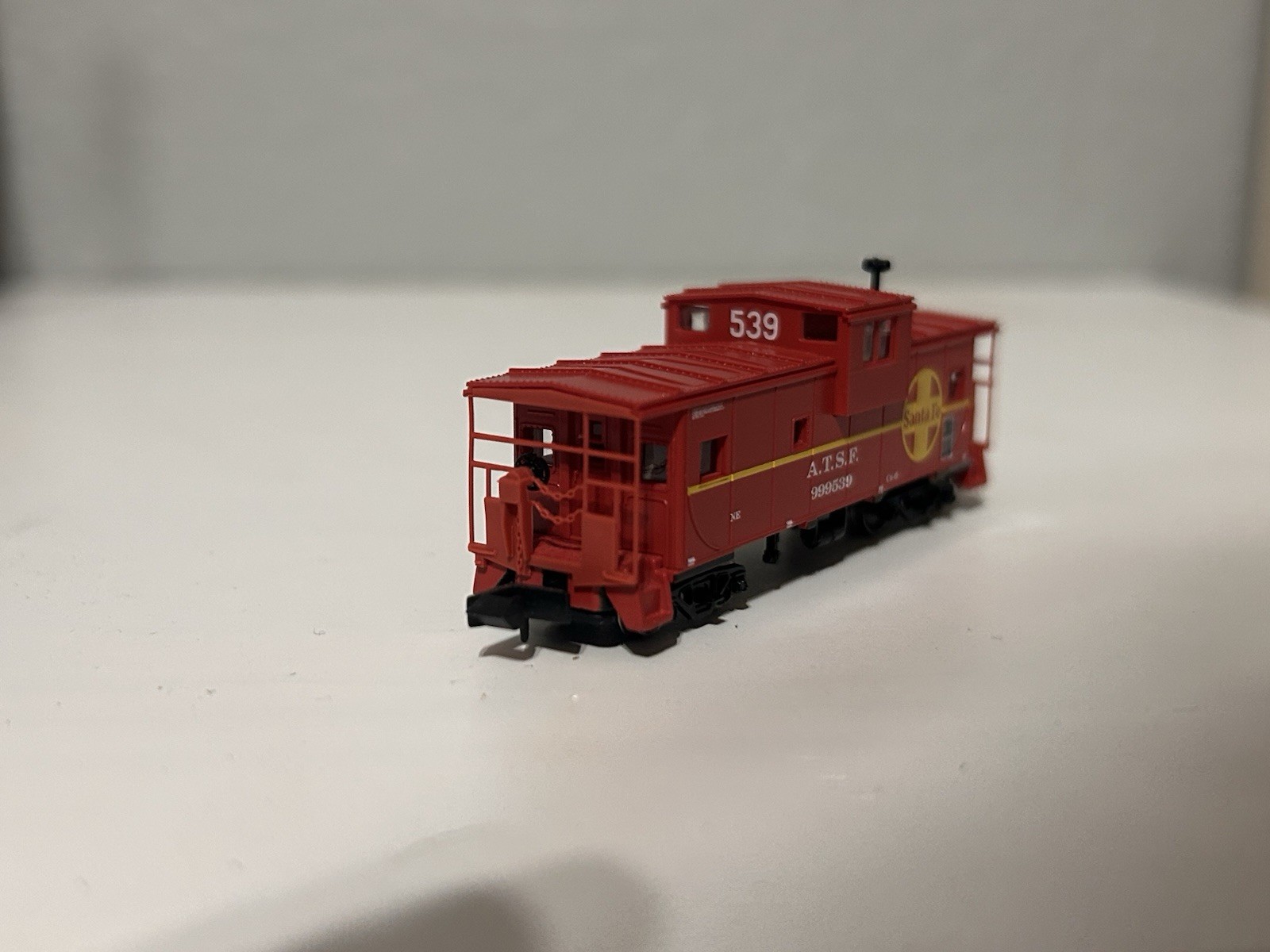 N Scale Atlas #4051 – Santa Fe GP7 #2926 + Caboose!