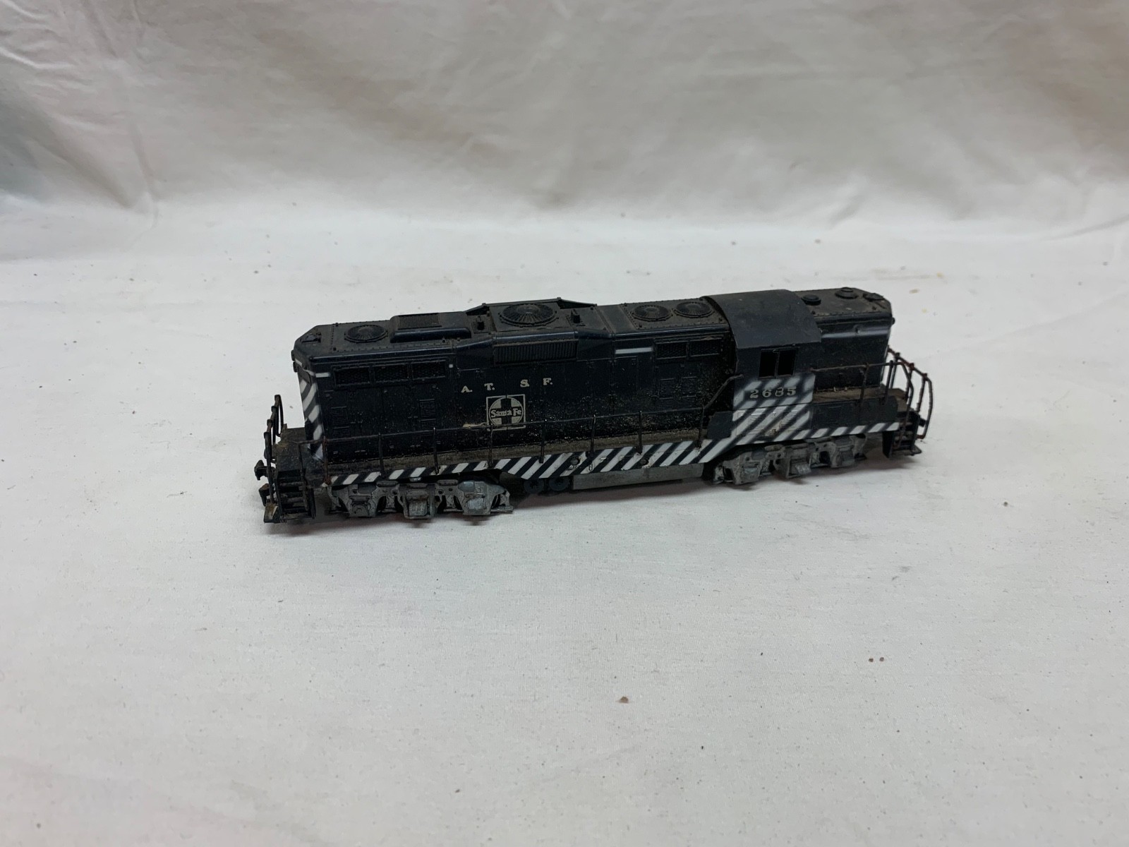 Athearn HO A.T.S.F. Santa Fe Diesel Locomotive #2685 Vintage, early band drive