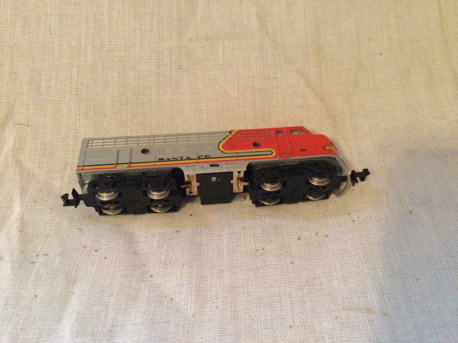 N Scale Arnold Rapido Revell Santa Fe Passenger Engine And 4 Cars