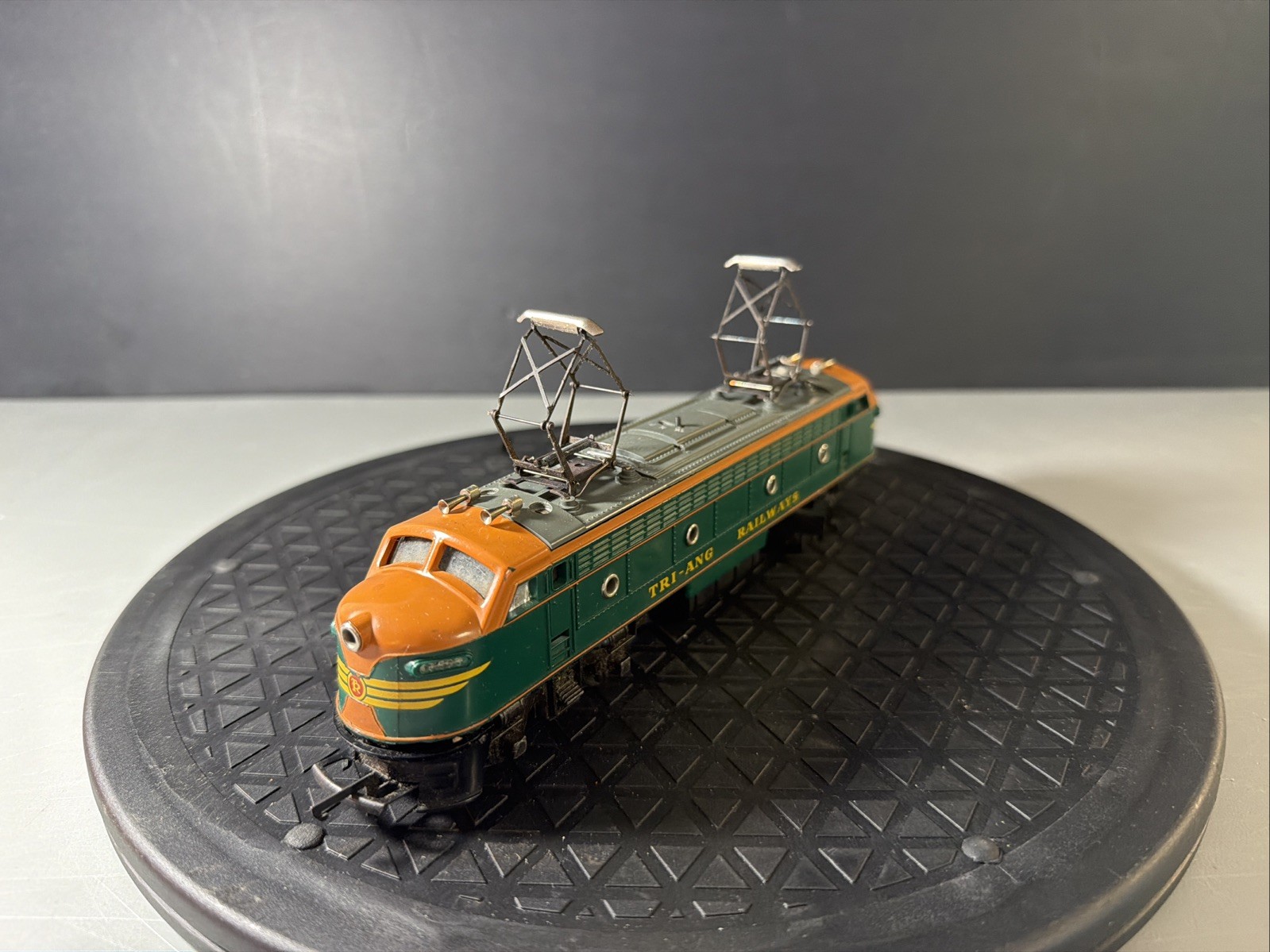 TRIANG RARE R.257 TWO TONE GREEN LOCO WITH BOX. F.3