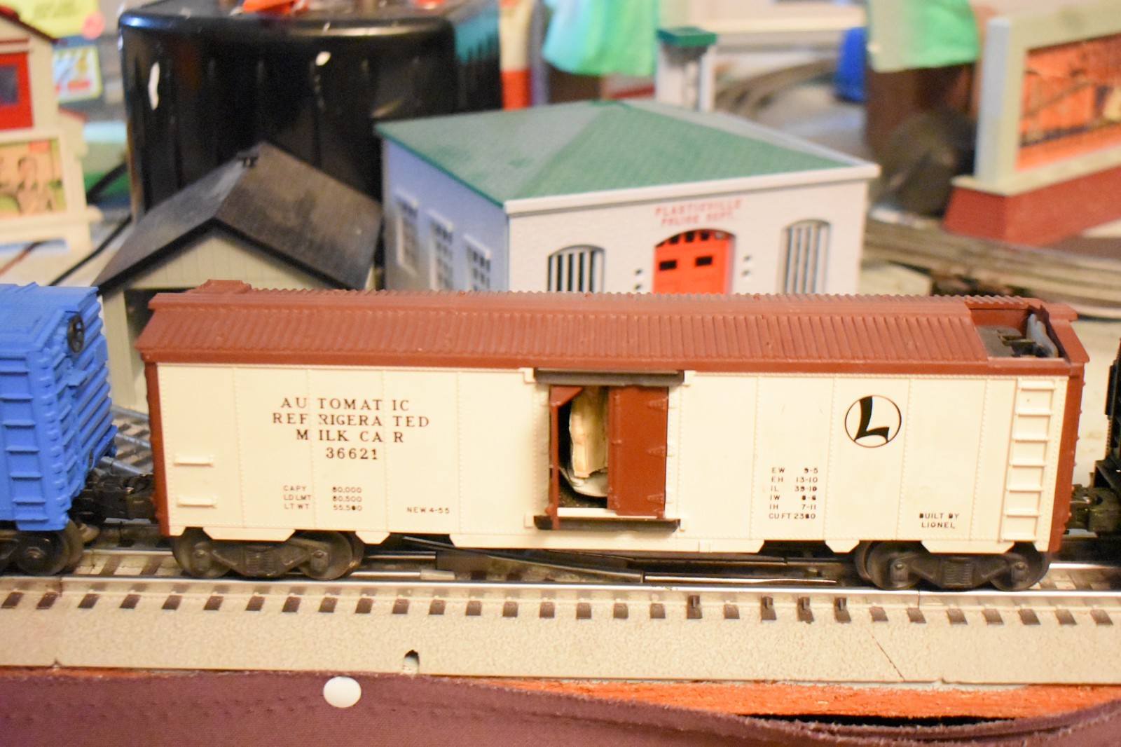 Lionel 2055 steam locomotive & 6026W Tender and 3 rolling stock cars.