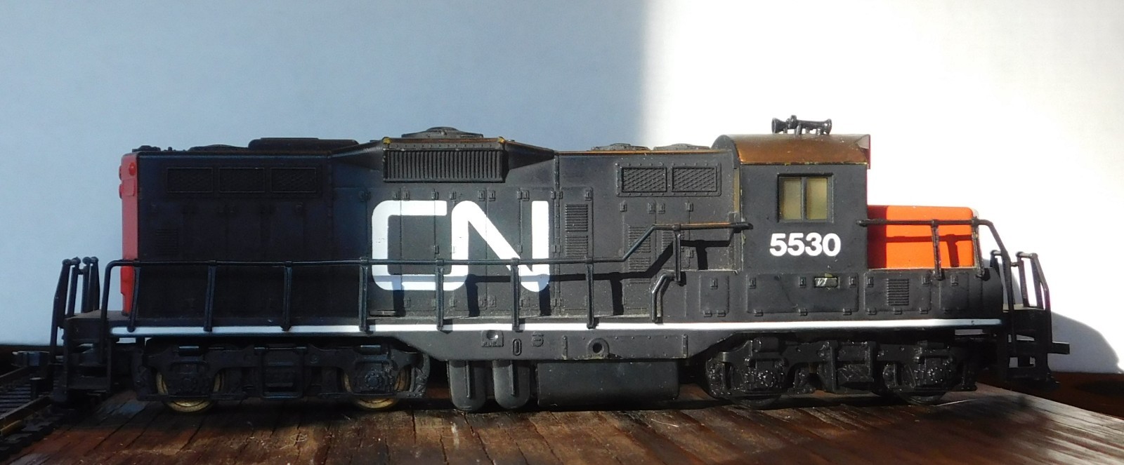 COX Diesel Locomotive EMD GP-9 ~ CANADIAN NORTHERN ~ Rd# 5530 – HO