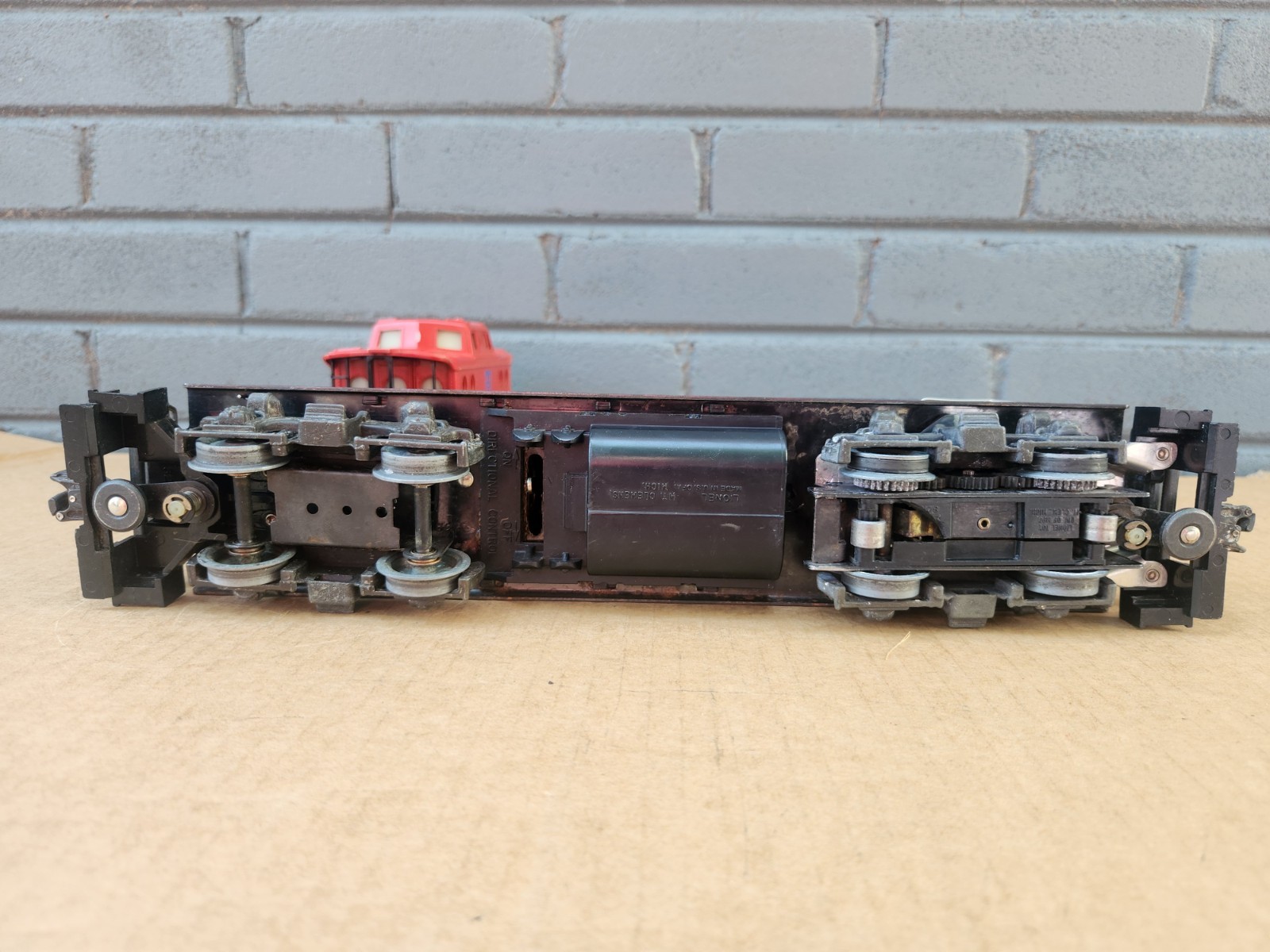 Lionel 8352 Santa Fe GP7 Powered Diesel Switcher Locomotive & 9163 AT&SF Caboose