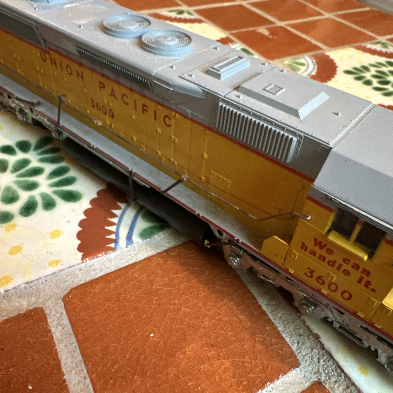 Athearn Yellow Gray Union Pacific 3600 Diesel Locomotive HO Scale Plastic Train