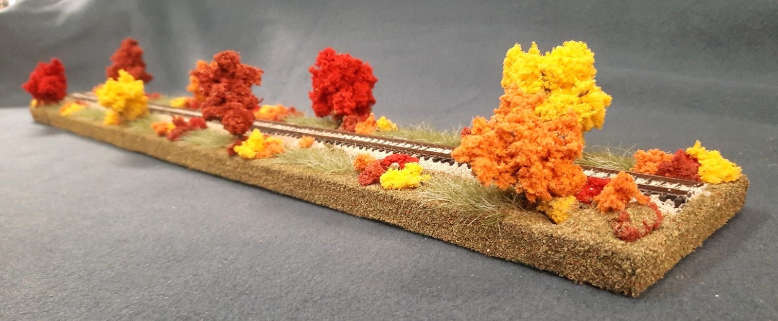 N SCALE 24″ DISPLAY DIORAMA – “FALL FOLIAGE SCENE” FOR ANY N SCALE TRAINS