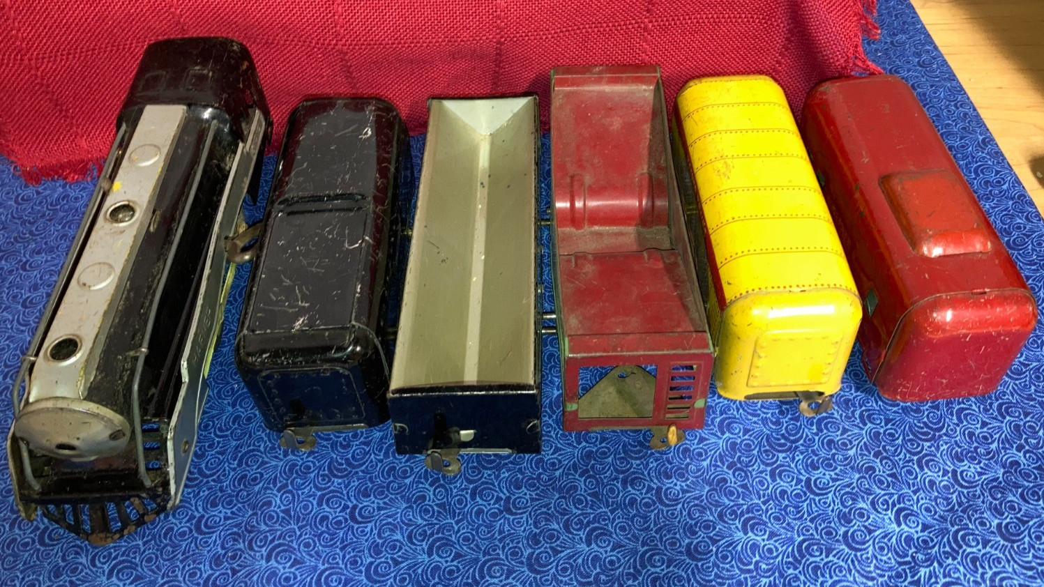 Hafner O Gauge Clockwork Loco #1010 with Key , Tender, 3 Freights & Caboose Runs