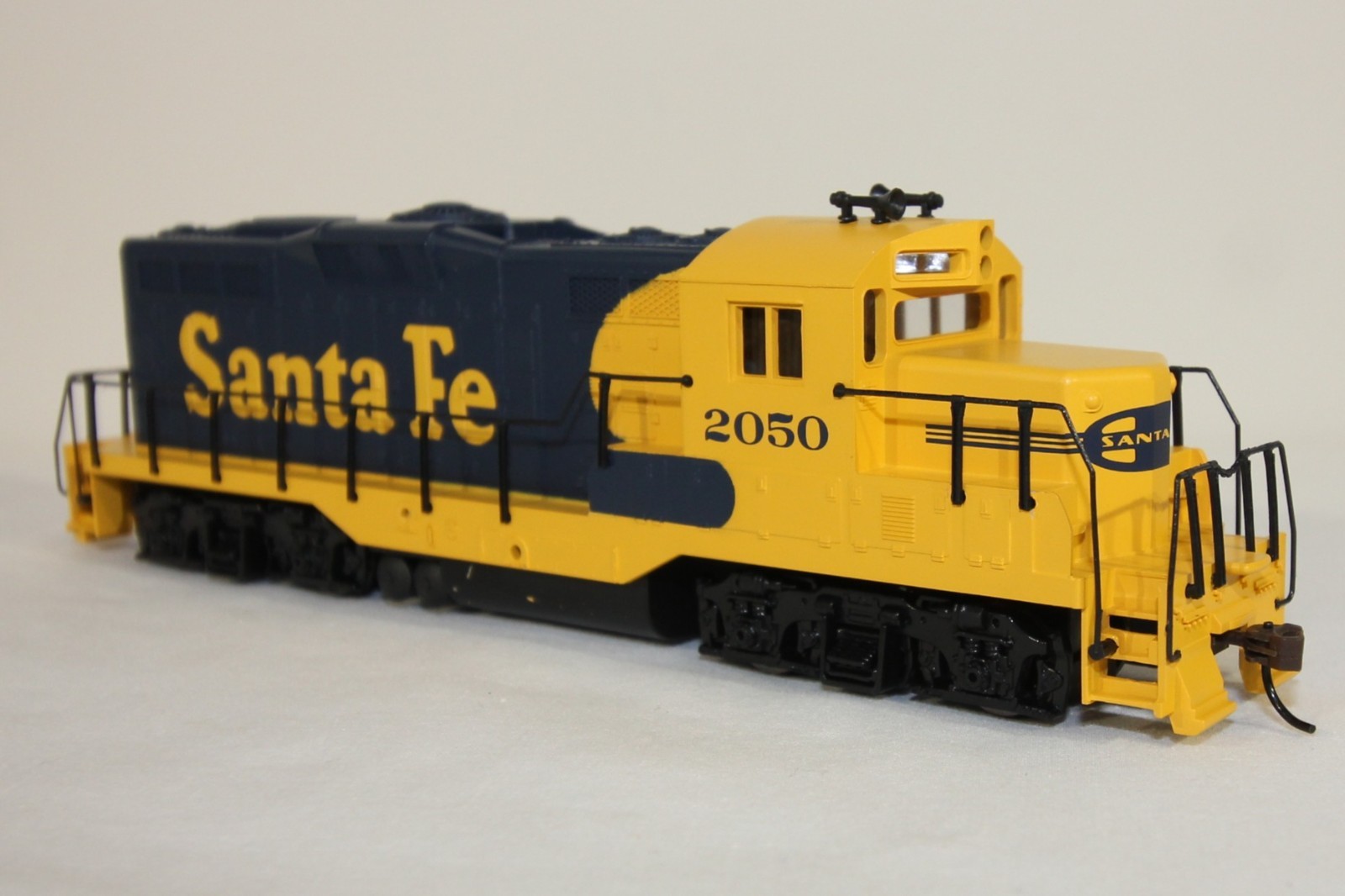 Walthers HO GP9M Santa Fe #2050 Classic Blue & Yellow – New/Original Packaging