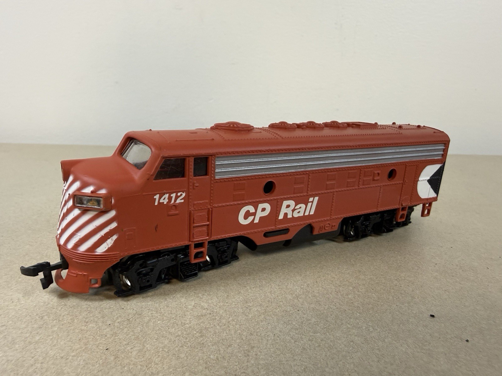 CP Rail 1412 HO Scale Diesel Locomotive Bachmann Model Train Red Black White