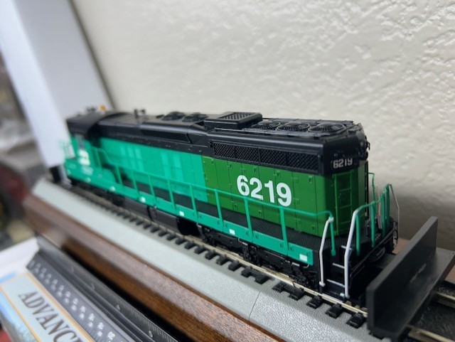 BURLINGTON NORTHERN PATCH SD9 HIGH HOOD LOCO- DCC – HO Scale “QUANTUM SOUND” NEW