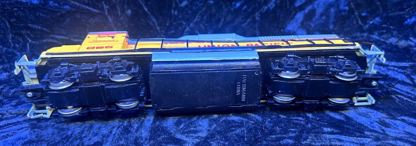 BACHMANN HO SCALE UNION PACIFIC RAILROAD GP40-2 POWERED LOCOMOTIVE #866 WORKS #8