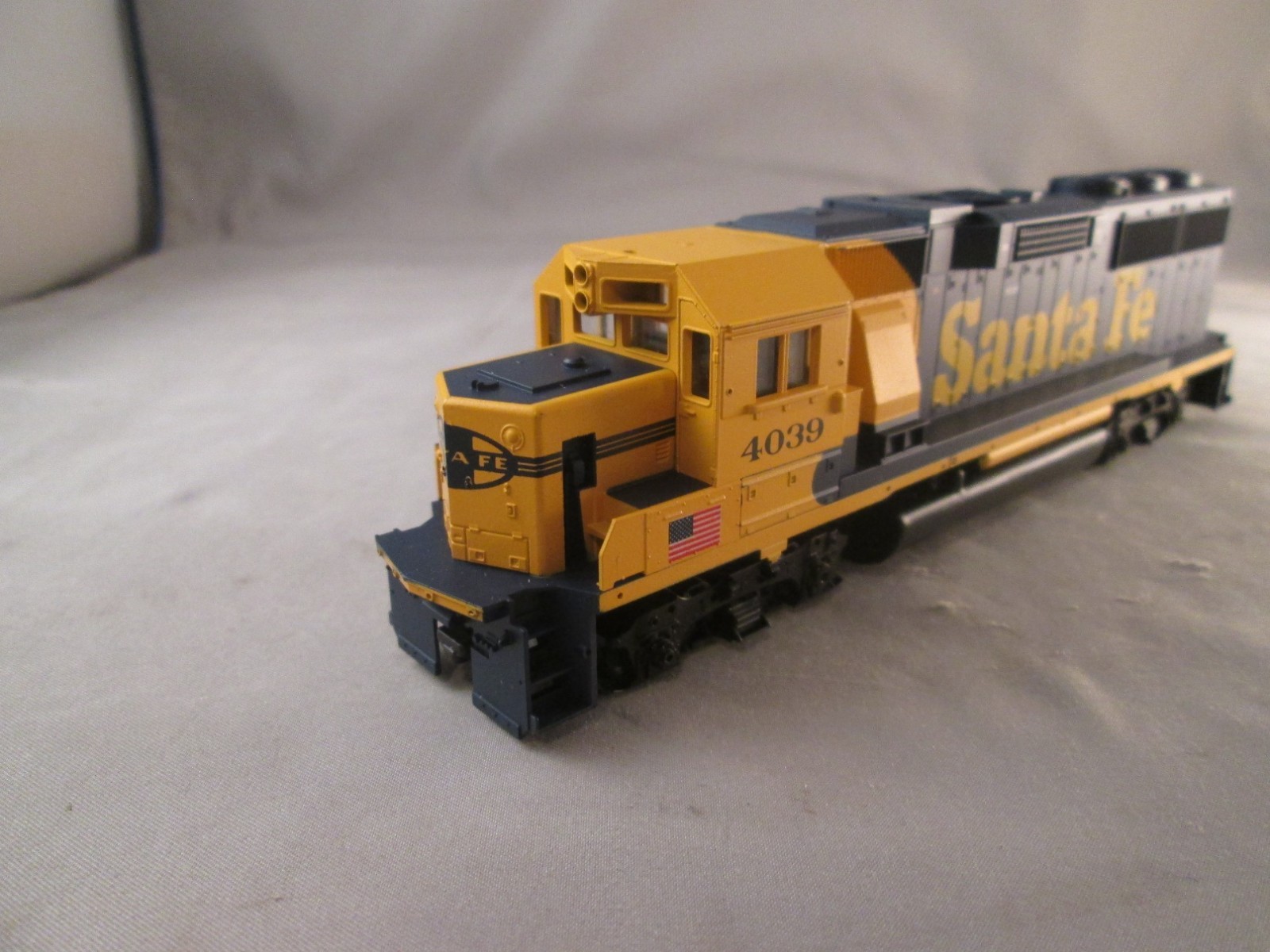 Athearn HO Scale Santa Fe #4039 GP60 Diesel Locomotive Dummy new good condition