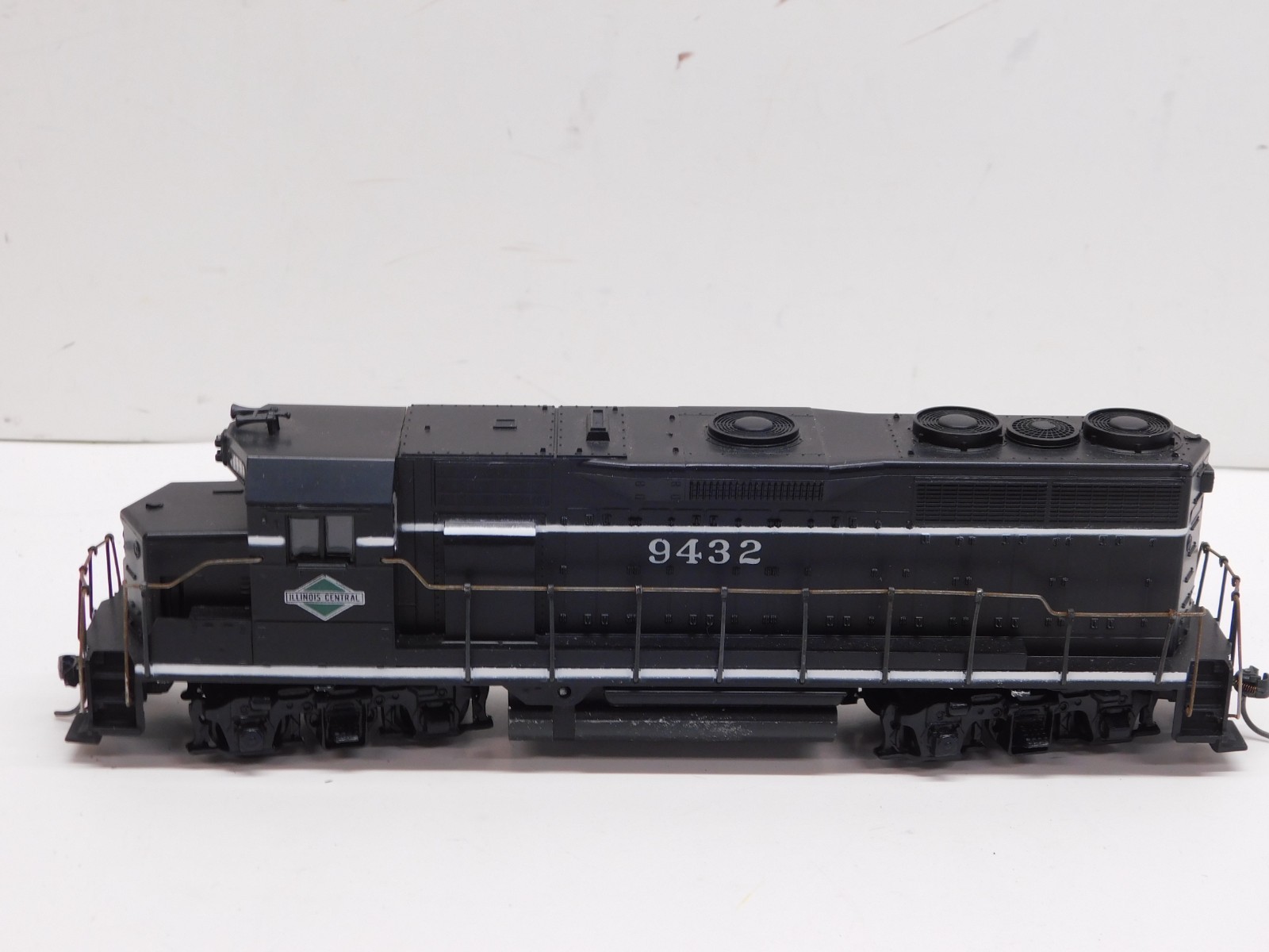 Athearn HO Blue Box Illinois Central GP35 Diesel Engine #9432-Unpowered Dummy