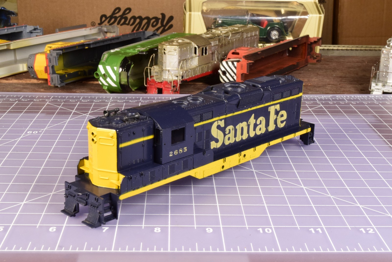 HO SHELL GP9, Santa Fe 2685 horns, no insert/railings SH5