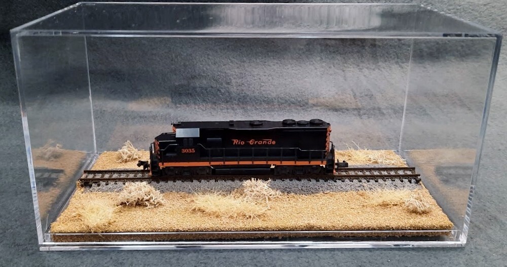 N SCALE -SINGLETRACK 8″ -DISPLAY CASE -“DESERT SCENE” FOR ANY N TRAINS