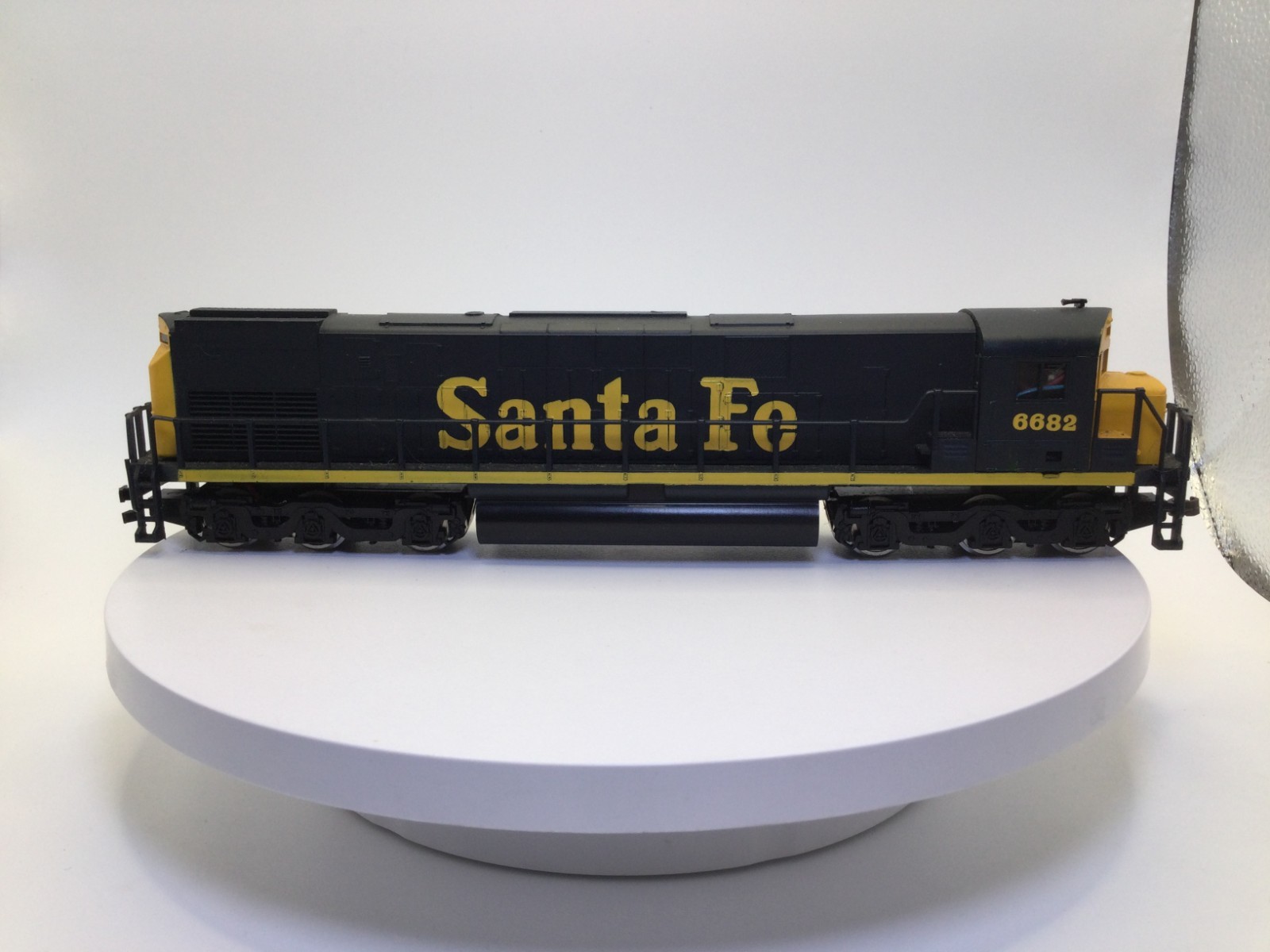HO Scale Santa Fe Alco C-628 Deisel Powered Locomotive #6682 With Lights