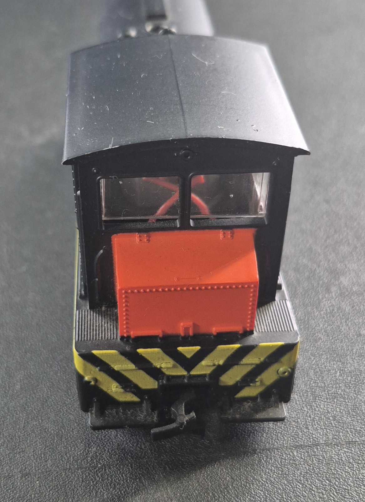 HO SCALE UNBRANDED CANADIAN NATIONAL SWITCHER LOCOMOTIVE – No Box Please Read