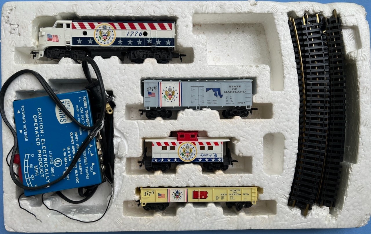 “Life Like Trains” Spirit of ’76 HO Electric Train Set (08752) with Box