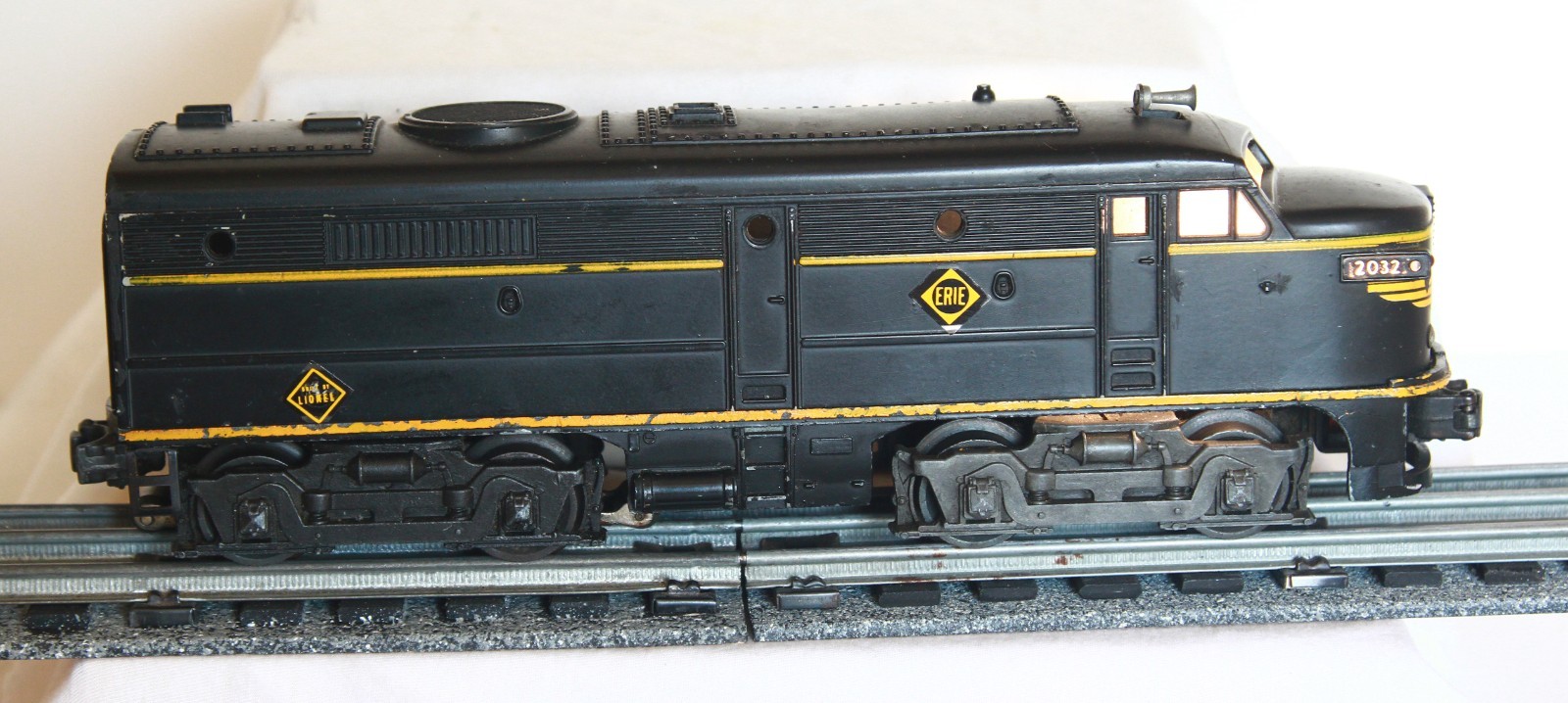 Lionel 2032 Erie Diesel Alco Locomotive Set w/Non-Original “B” Unit