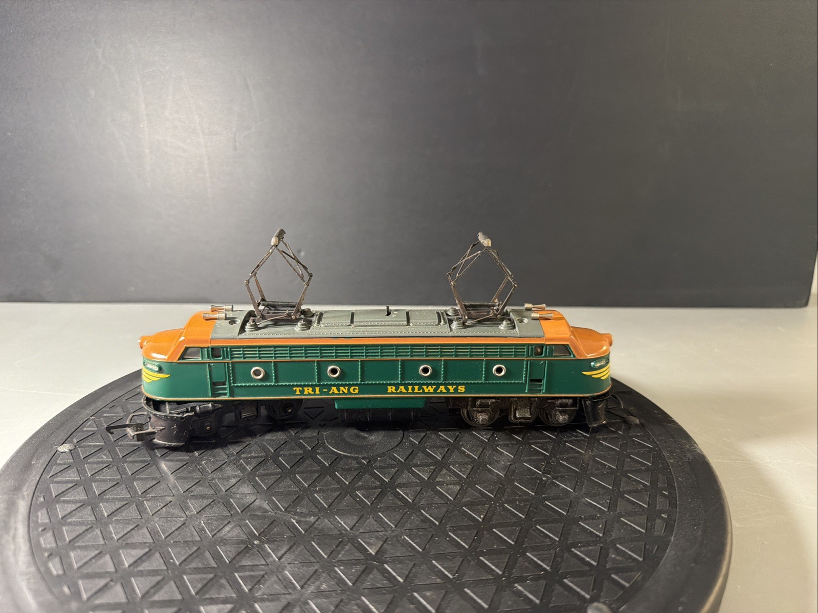 TRIANG RARE R.257 TWO TONE GREEN LOCO WITH BOX. F.3