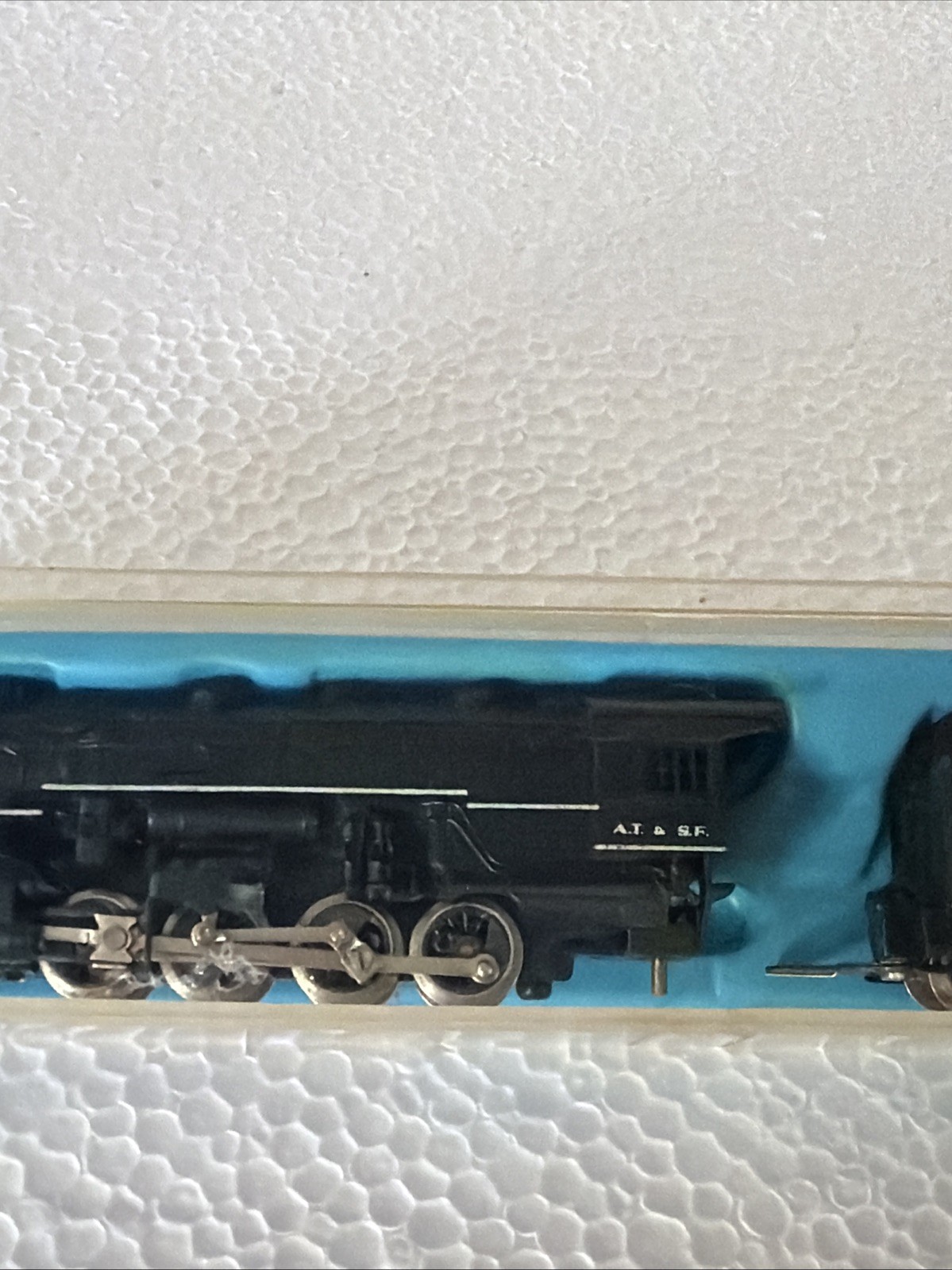 Atlas N Gauge 2111 – A.T. S.F. Locomotive & Tender 0-8-0