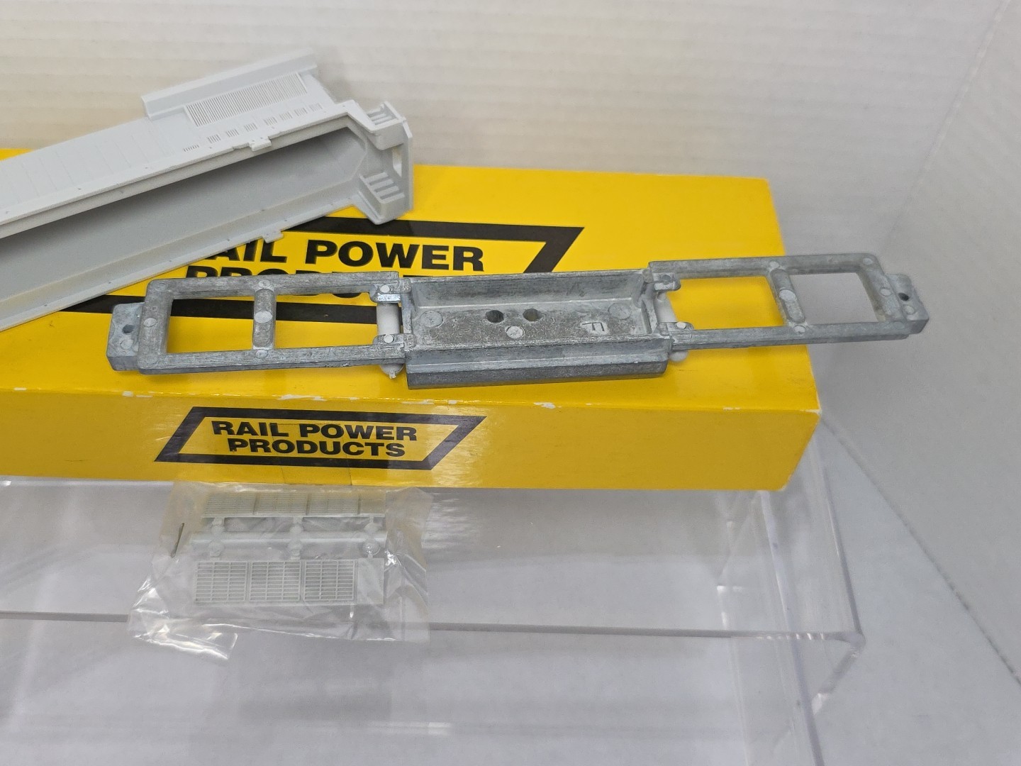 Rail Power Products HO Scale Undecorated GE Dash 8-40B Diesel Loco Shell/Chassis