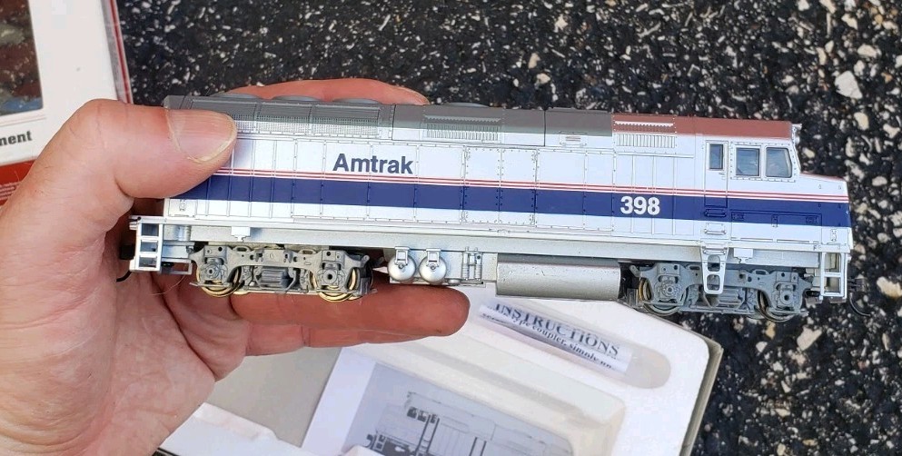WALTHERS HO – EMD F40PH Diesel Locomotive – Amtrak Phase IV #398
