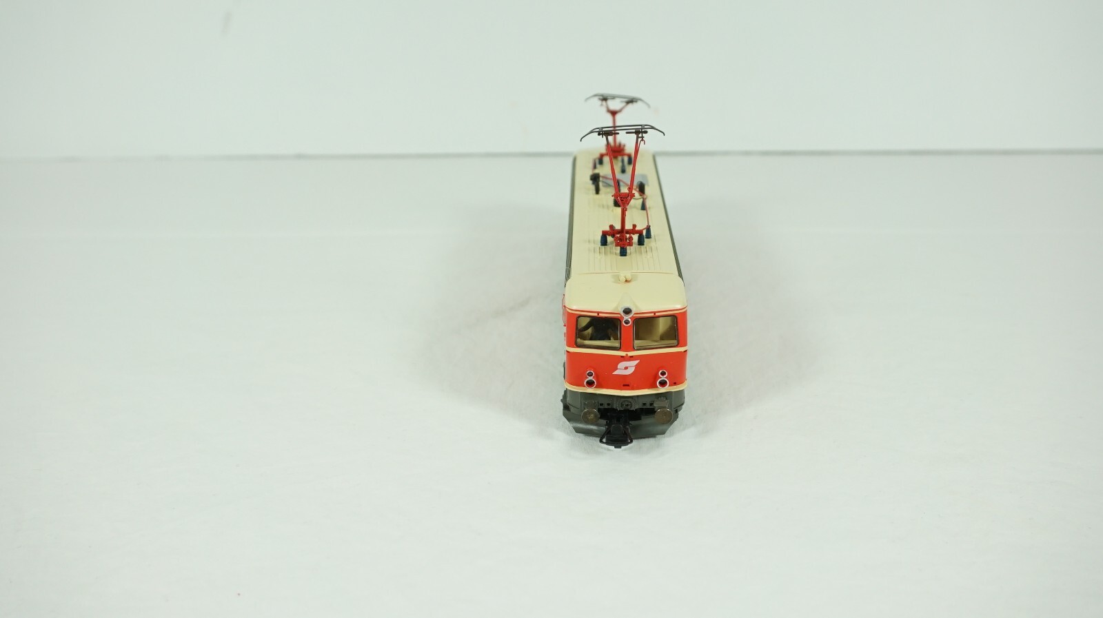 Roco HO Scale OBB Austrian Railway Type 1044 Electric Engine Item 43943 NEW W15