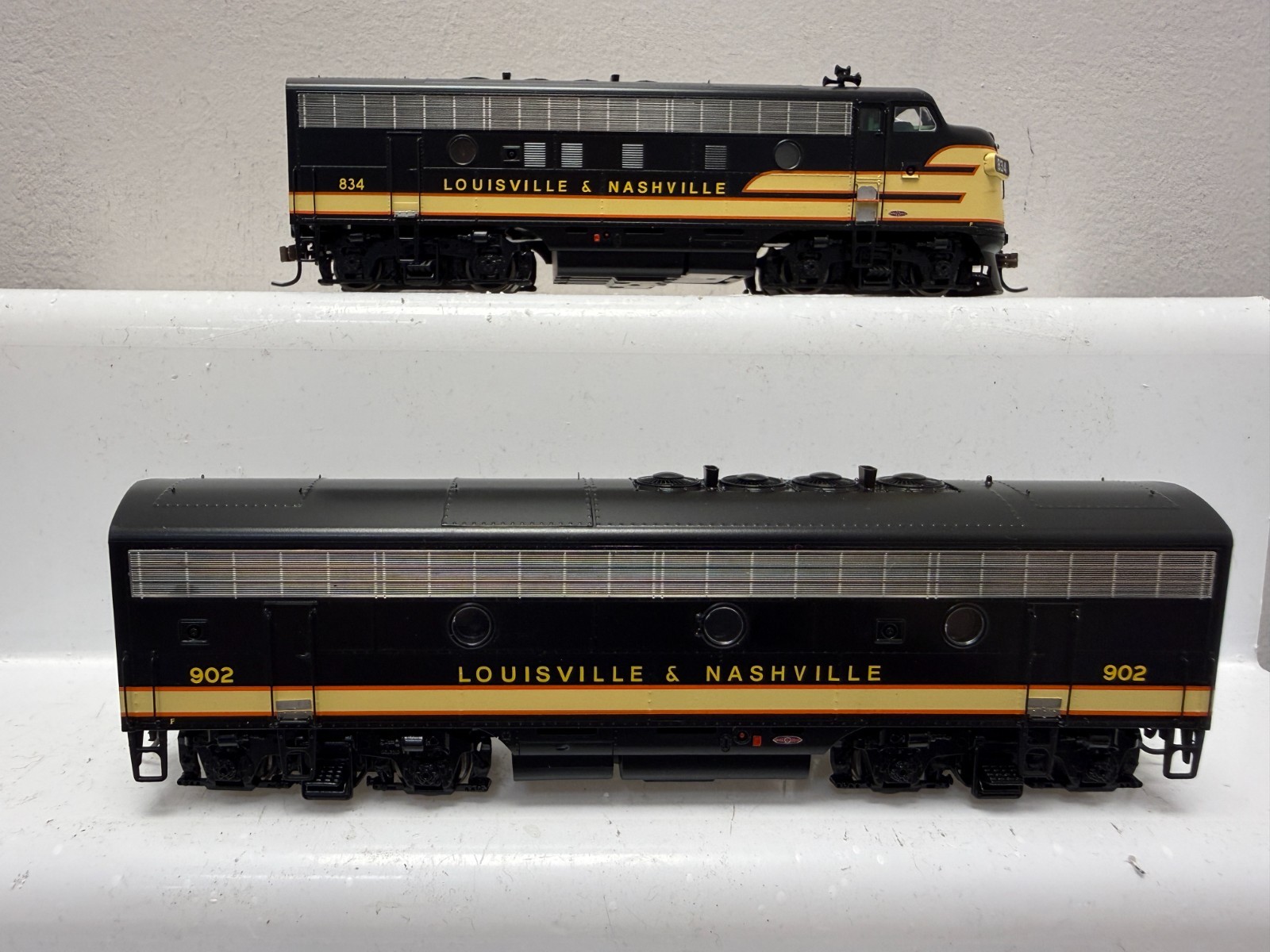 Athearn HO G1521 L & N EMD F7A/F7B Phase 1 Diesels 834 & 902 – DCC Ready
