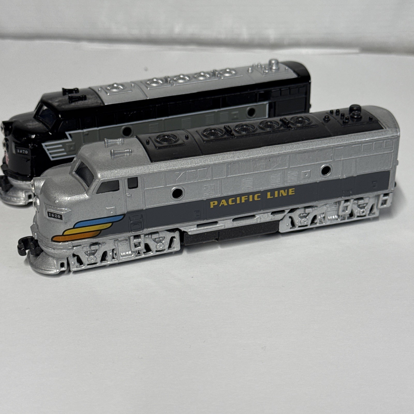 Pair Of Pull Back Plastic Diecast Train Diesel Engines Toys 6.5 Inch Length