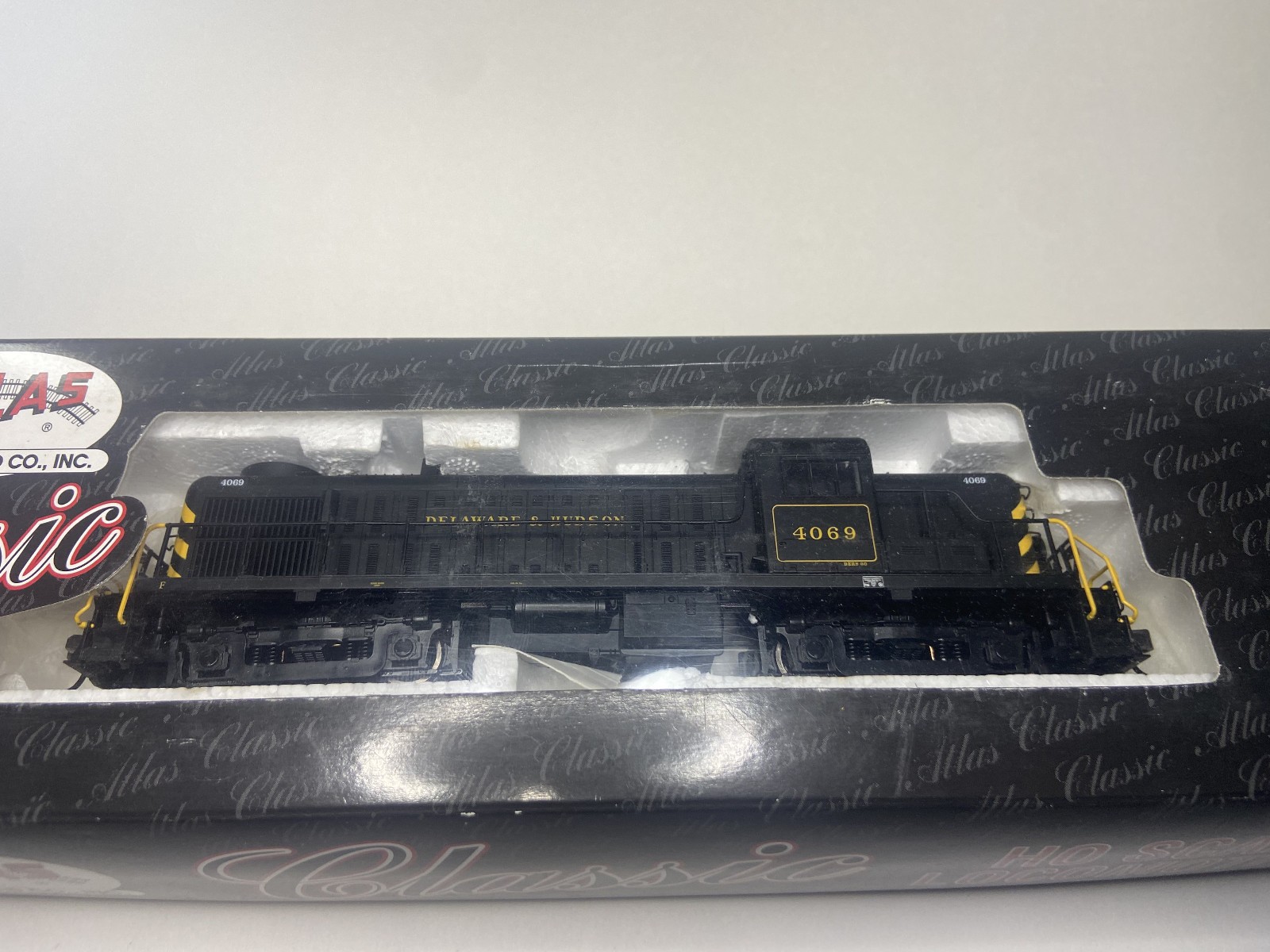 Atlas 7006 HO Scale Delaware & Hudson ALCO RS-3 Diesel Locomotive #4069 With Box