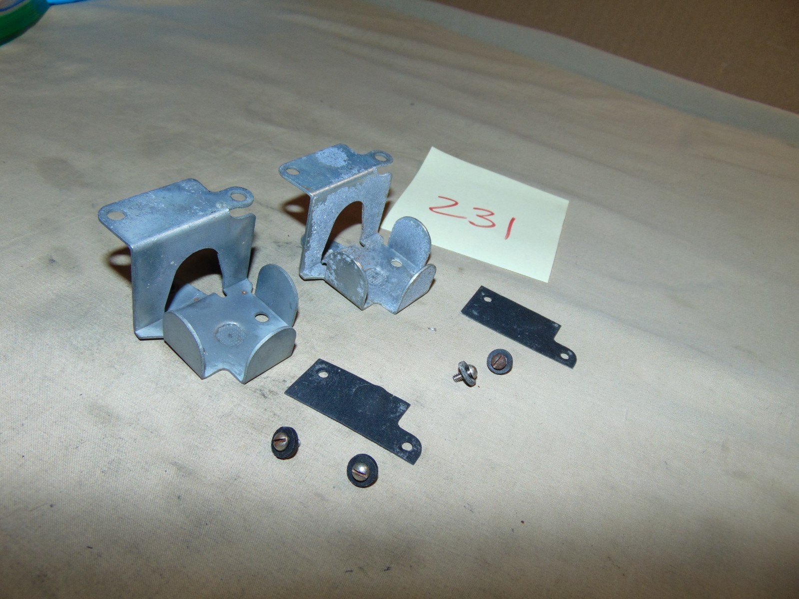 LIONEL 2023 – 2033 ALCO 2 BATTERY BRACKETS WITH INSULATORS & SCREWS N231