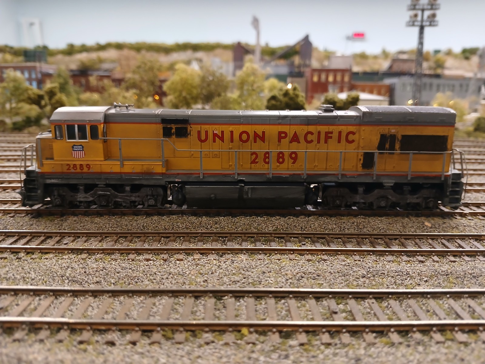Union Pacific HO Diesel Locomotive #2889 Yellow Gray Light Function Dcc/Sound