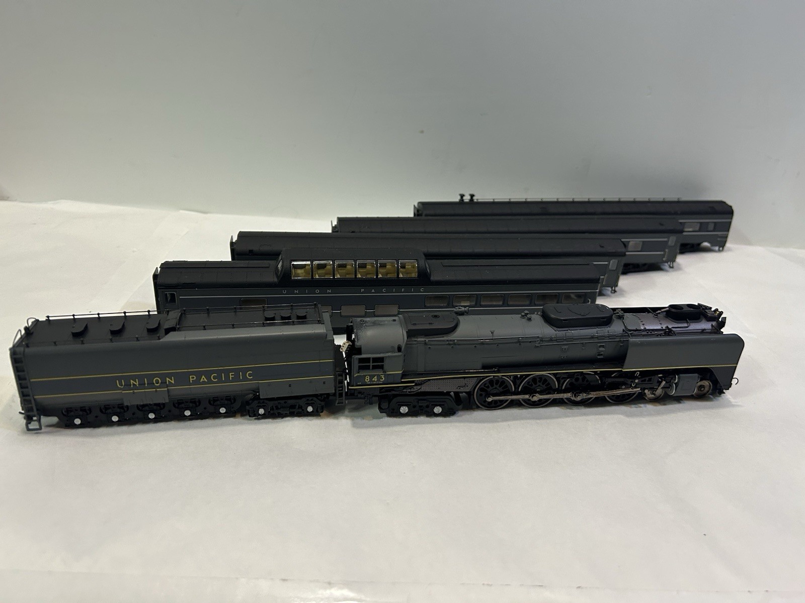 Rivarossi R5470 Steam Locomotive Union Pacific #843 Bonus 4 Rivarossi Cars