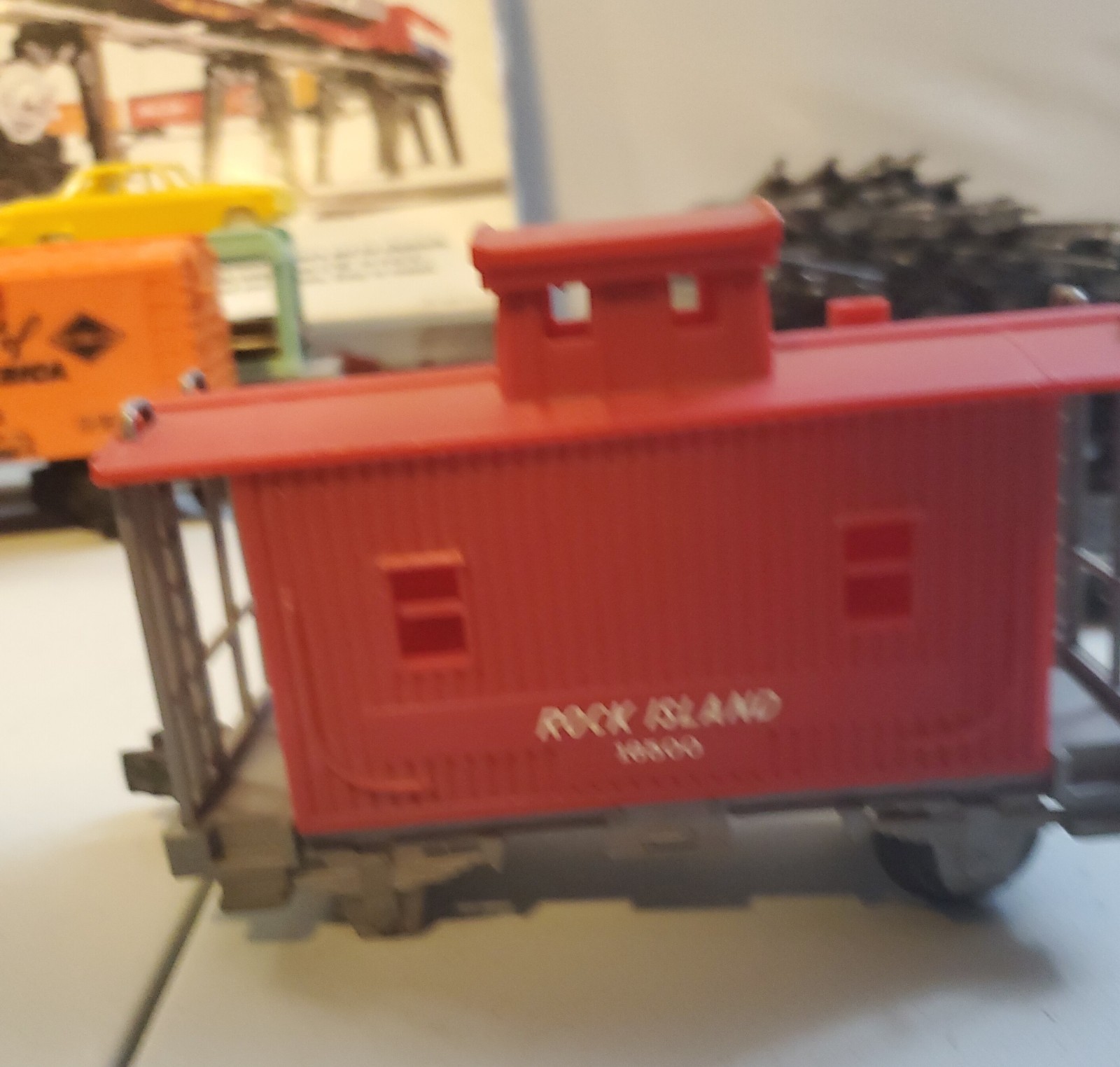 Rock Island O Gauge Freight Set – 8700 Engine Runs, Caboose, Flatcar, Boxcar