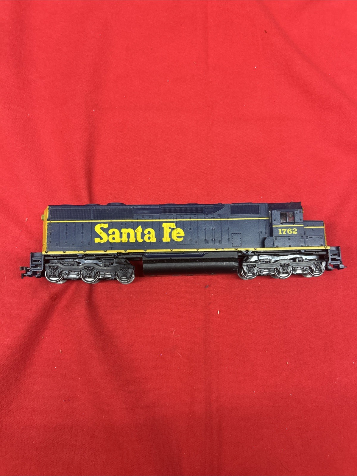 ATHEARN HO Scale SANTA FE SD-45 Powered Diesel Locomotive #1762; MPN 4185
