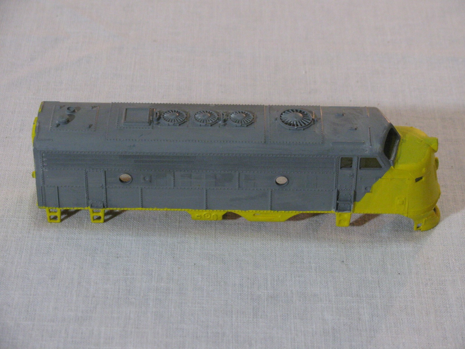 Vtg HO Scale Diesel Locomotive Shell ONLY,Unlettered No #,Yellow/Gray,Unmarked r