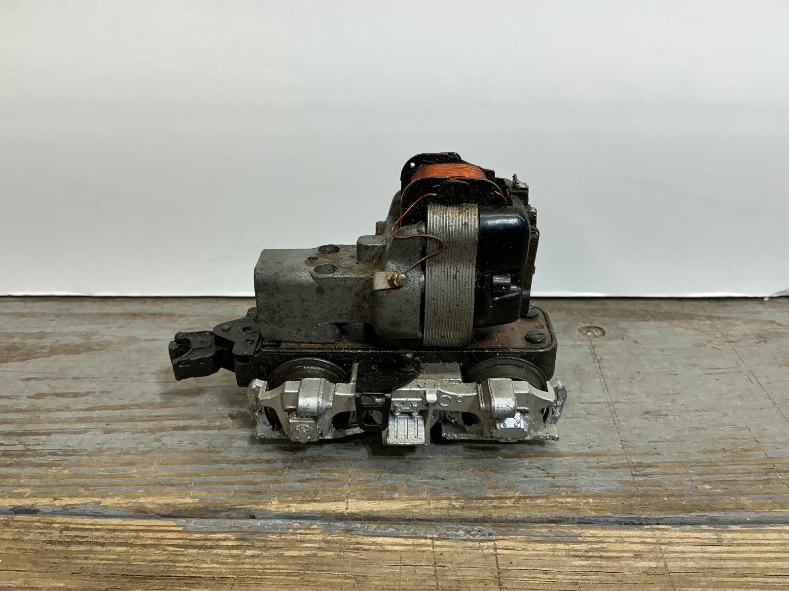 Lionel 2343 Santa Fe F3 Diesel Motor and Truck