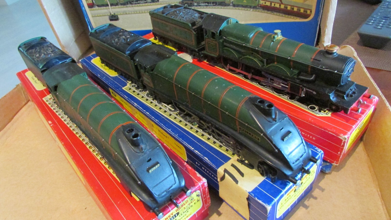 Hornby Dublo 3211 Mallard (2 Rail), 2221 Cardiff Castle, 2211 Golden Fleece.