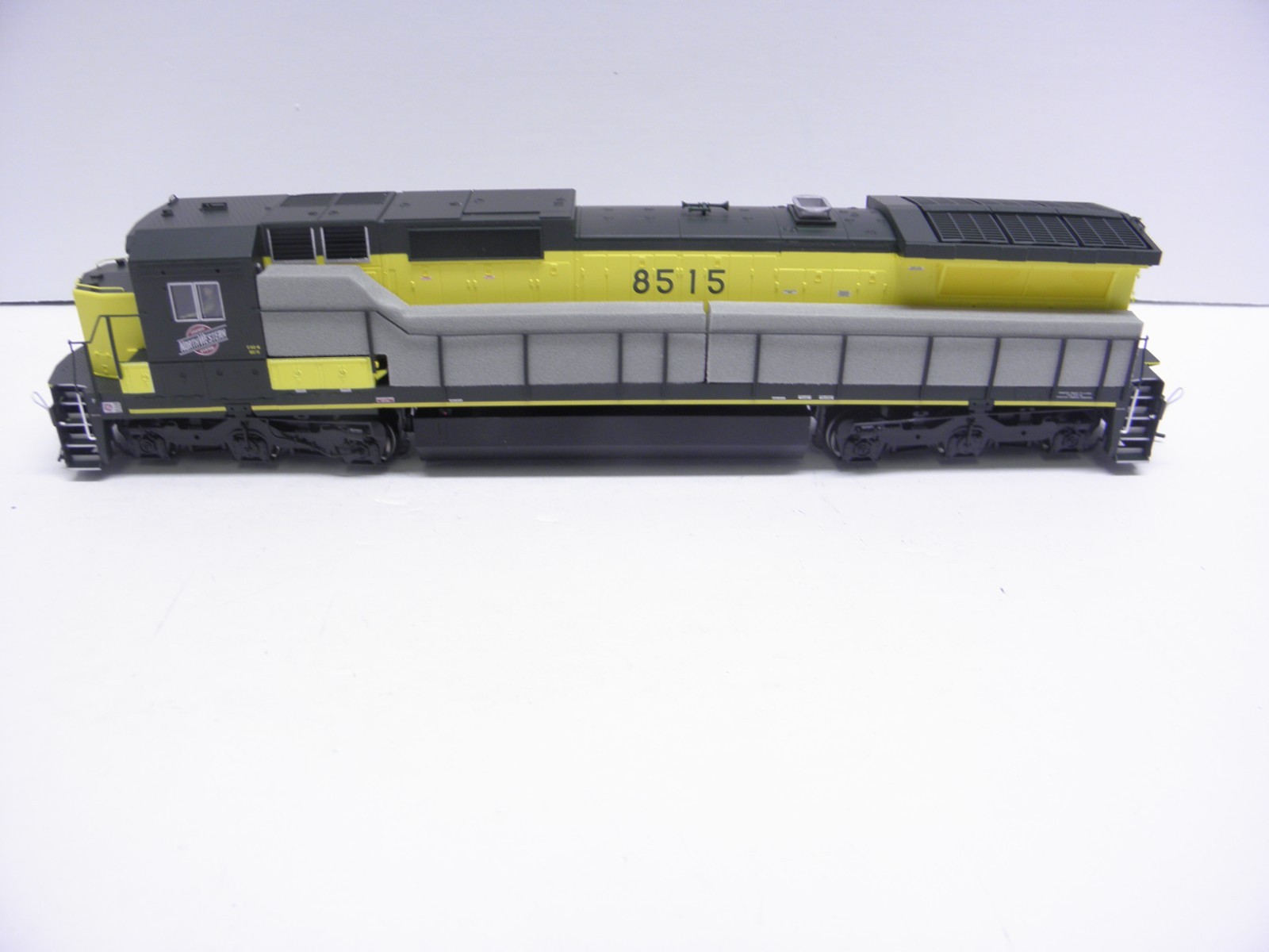 ATLAS -DASH 8-40C LOCOMOTIVE C&NW LINE #8515 – HO SCALE CHECKED & RUNS DCC – NEW
