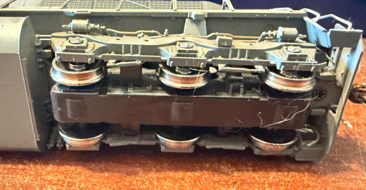 HO Athearn Genesis Southern Pacific SD40M-2 with DCC & Sound – Weathered