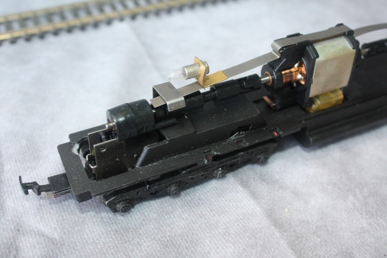 HO Scale Burlington 6000 Diesel Locomotive 16 wheel