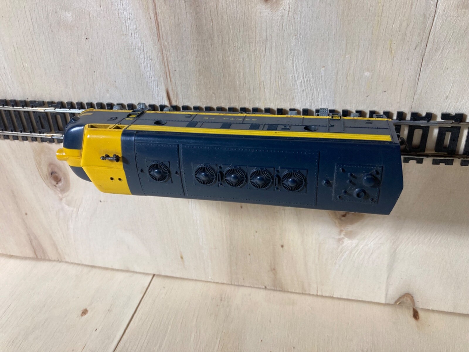 Vintage blue and yellow Athearn HO diesel locomotive Santa Fe